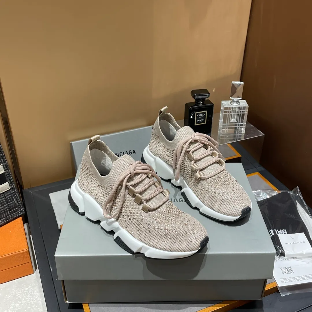 👟👟Ex-factory price 400👟👟 Balenciaga Balenciaga 🌝🌝glitter single shoes world premiere 🌈INS Weibo magazine sold out 💥💥counter limited edition ⚠️ Czech crystal hot diamond ⚠️specially customized fabric with summer cooling and heating effect ⚠️TPU ten PU vacuum combination bottom (not a plastic bottom formed by market currency) ,) The inner craftsmanship and material are the same as the original! ! Size 35 to 45M standard size (34, 46 can be customized) original high-end top complete package (with original Balenciaga socks included)